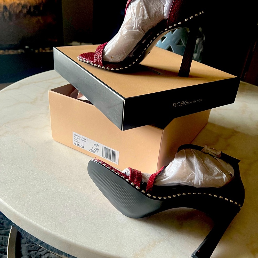 I am selling a pair of Michael Kors dress boots for women. Size 6 1/2 very nice.